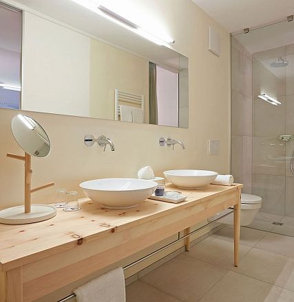 hotelzurschanz-zimmer-zirbe-suite-apfelgarten-bad1-copyright-zurschanzkg