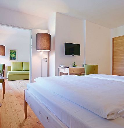 hotelzurschanz-zimmer-zirbe-suite-apfelgarten3-copyright-zurschanzkg